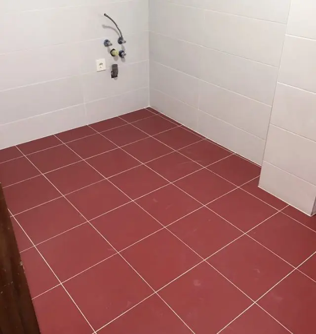 bano rojo